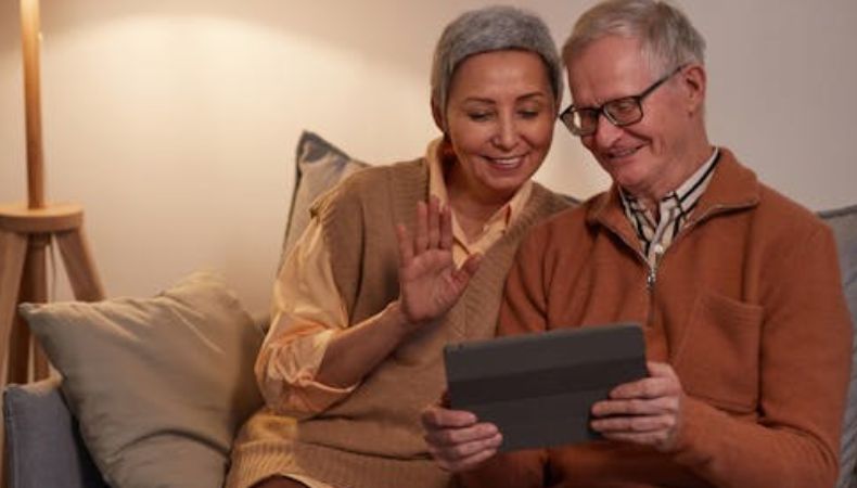 Para muchos adultos mayores, usar un teléfono inteligente puede ser un verdadero reto. Sin embargo, talleres de tecnología están ayudando a que aprendan habilidades digitales esenciales y así reducir la brecha digital.