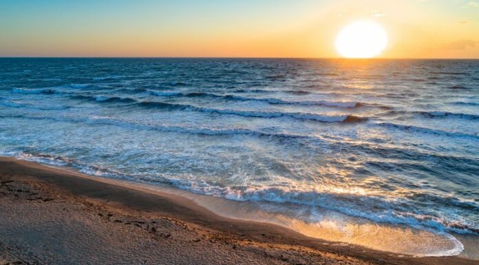 El mar es símbolo de respeto y misterio. Para algunos, es fuente de vida; para otros, un lugar sagrado que guarda energías que pocos comprenden.