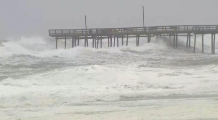 El huracán Erin provocó este jueves inundaciones en diferentes zonas costeras del este de los Estados Unidos.