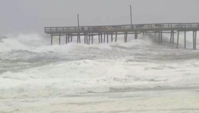 Huracán Erin inunda zonas costeras del este de Estados Unidos El huracán Erin provocó este jueves inundaciones en diferentes zonas costeras del este de los Estados Unidos.