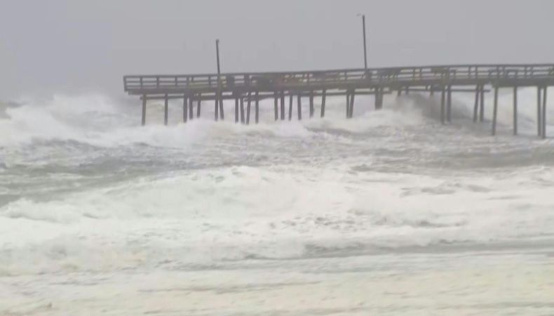 El huracán Erin provocó este jueves inundaciones en diferentes zonas costeras del este de los Estados Unidos.