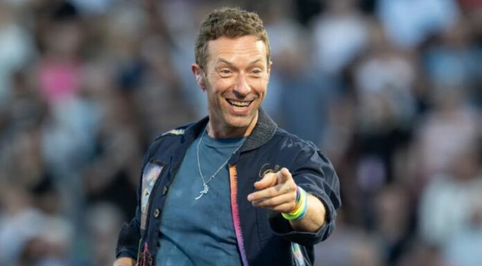 Chris Martin habló sobre el incómodo momento en Boston que terminó con renuncias y millones de vistas en redes sociales.