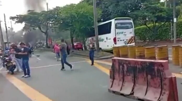 Las autoridades informaron que al menos seis personas fallecieron tras dos atentados ocurridos en Antioquia y Cali, Colombia.