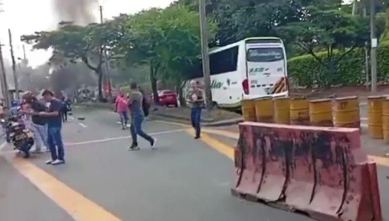 Al menos 14 fallecidos en atentados en Colombia Las autoridades informaron que al menos seis personas fallecieron tras dos atentados ocurridos en Antioquia y Cali, Colombia.