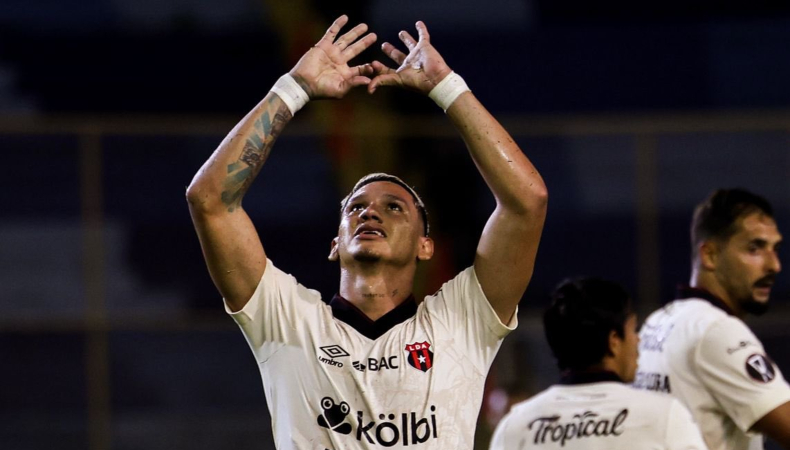 Alianza pierde ante Alajuelense y queda al borde de la eliminación Alianza perdió por la mínima ante Liga Deportiva Alajuelense y quedó cerca de la eliminación en la fase de grupos de Copa Centroamericana.