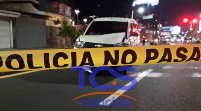 Una motociclista murió anoche en un accidente de tránsito registrado en la avenida Jerusalén, en sentido hacia el redondel Masferrer, en San Salvador.