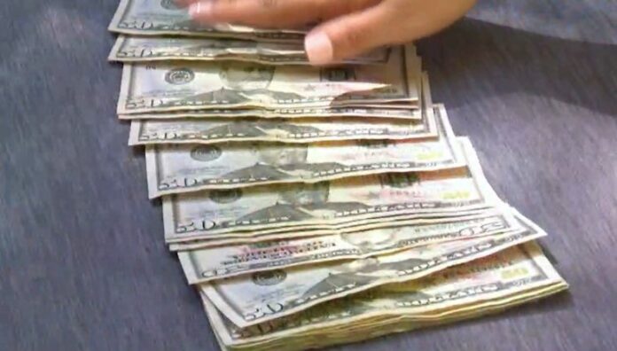 Expertos advierten que impuesto a remesas podría golpear la economía salvadoreña Las remesas enfrentarán un nuevo impuesto del 1% en Estados Unidos a partir de enero como parte de una reforma fiscal.