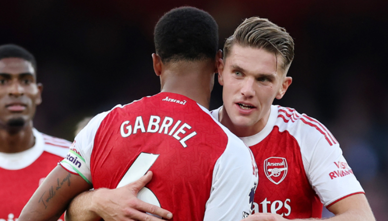 Arsenal es el nuevo líder de la Premier League con su goleada al Leeds United. Tottenham venció de visita al Manchester City.