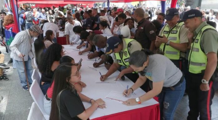 Miles de personas se unieron a las fuerzas militares de Venezuela tras el llamado del presidente Nicolás Maduro.