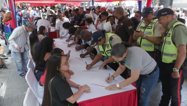 Miles de personas se unieron a las fuerzas militares de Venezuela tras el llamado del presidente Nicolás Maduro.