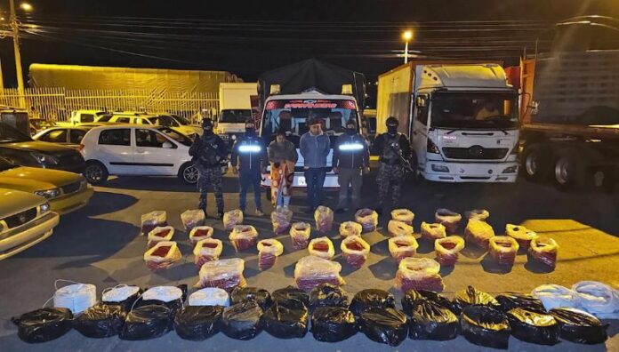 Ecuador decomisó un cargamento con material explosivo La policía de Ecuador decomisó un cargamento con explosivos que pretendía ser utilizado para la ejecución de actos terroristas en Colombia.