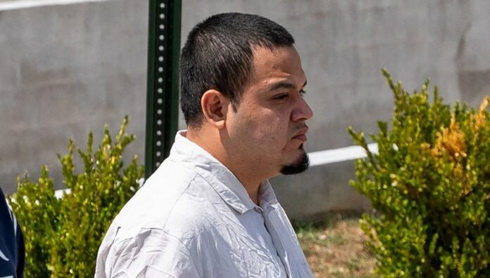 Arrestan nuevamente al salvadoreño Kilmar Ábrego y podría ser deportado a Uganda Apenas tres días después de recuperar su libertad, Kilmar Ábrego fue nuevamente arrestado por las autoridades de Estados Unidos y podría ser deportado a Uganda.