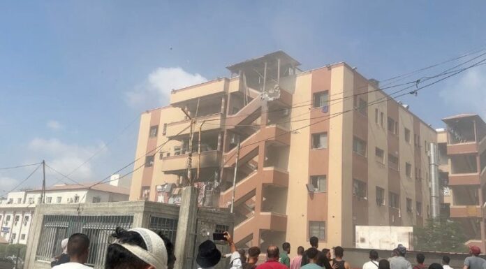 Cinco periodistas, entre ellos reporteros de medios internacionales, murieron en un ataque israelí contra un hospital en el sur de la Franja de Gaza.