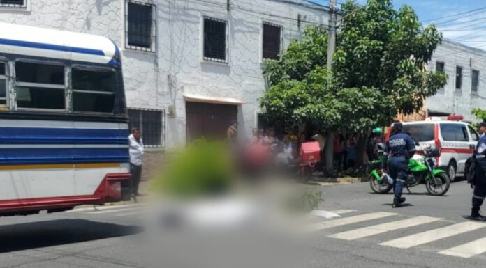 Dos menores fueron atropelladas este lunes por un motorista de la ruta 50, en Santa Ana Centro. Una de ellas falleció.