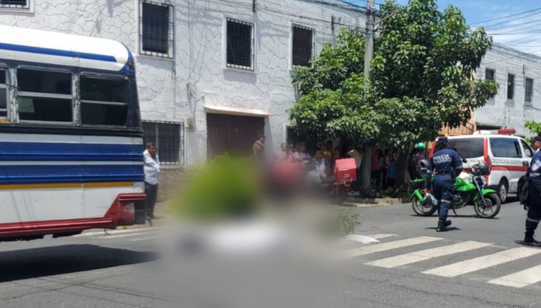 Dos menores fueron atropelladas este lunes por un motorista de la ruta 50, en Santa Ana Centro. Una de ellas falleció.