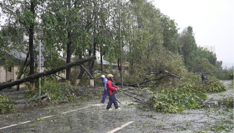 Tres personas murieron y 13 más resultaron heridas tras el paso del tifón Kajiki por Vietnam.