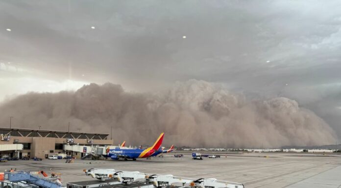 Una tormenta de arena azotó ayer, la ciudad de Phoenix en el estado de Arizona, Estados Unidos. Miles de personas se quedaron sin electricidad y cientos de vuelos sufrieron retrasos.