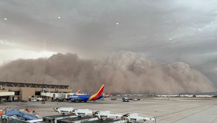 Tormenta de arena causa estragos en Phoenix, EE. UU. Una tormenta de arena azotó ayer, la ciudad de Phoenix en el estado de Arizona, Estados Unidos. Miles de personas se quedaron sin electricidad y cientos de vuelos sufrieron retrasos.