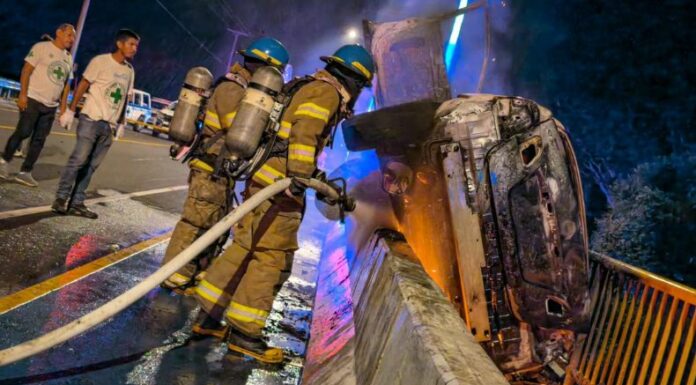 El conductor de un vehículo falleció luego que su vehículo impactara contra una barda de seguridad en el kilómetro 113 del Periférico Gerardo Barrios, en San Miguel.