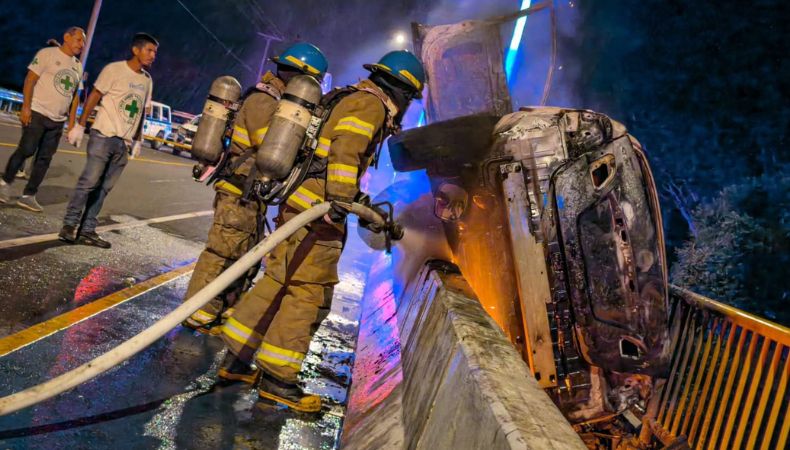El conductor de un vehículo falleció luego que su vehículo impactara contra una barda de seguridad en el kilómetro 113 del Periférico Gerardo Barrios, en San Miguel.