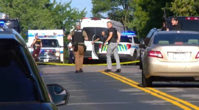 Al menos dos menores de edad murieron este miércoles en un tiroteo registrado en una escuela católica de la ciudad de Minneapolis.