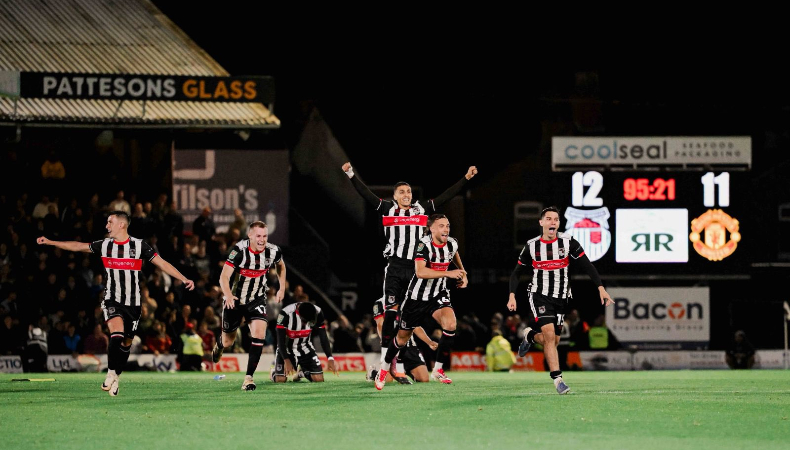 Manchester United perdió en tanda de penales ante el Grimsby Town de la cuarta división en la Carabao Cup.
