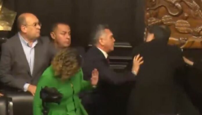 Senado mexicano se convirtió en “ring de boxeo” El presidente del Senado de México y el líder del Partido Revolucionario Institucional, se enfrentaron a golpes tras una acalorada sesión.