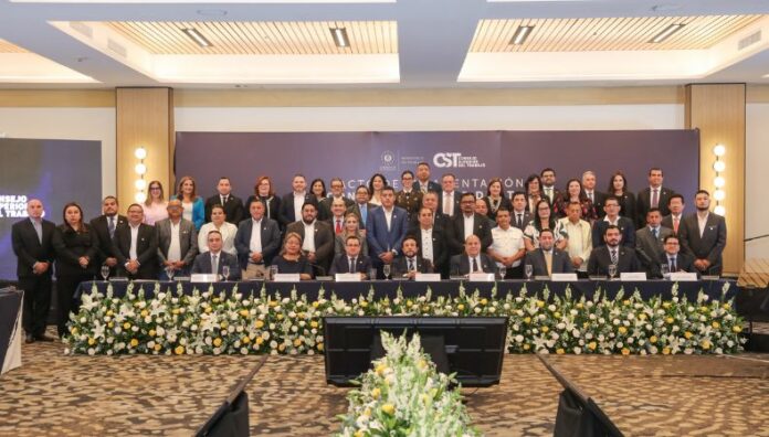 Instalan Consejo Superior del Trabajo Los miembros del Consejo Superior del Trabajo (CST), que integra a empleadores, trabajadores y gobierno fueron juramentados el miércoles.