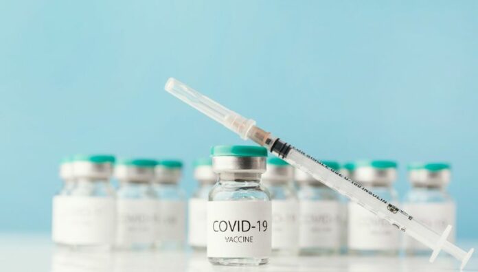 FDA aprueba vacunas actualizadas contra el Covid-19 La aprobación de las vacunas actualizadas contra el Covid-19 para estadounidenses, incluye algunas restricciones.