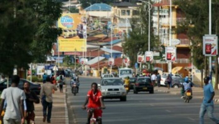 Ruanda confirma llegada de los primeros siete migrantes deportados desde EE. UU. Ruanda recibió este jueves a siete deportados desde Estados Unidos, como parte de un acuerdo con Washington.