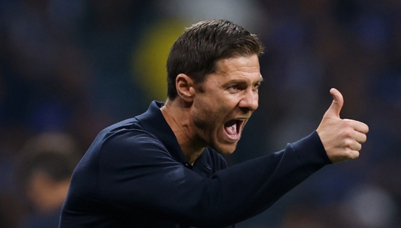 Xabi Alonso volvió a dejar un polémico mensaje tras confirmarse la suspensión al defensa español Dean Huijsen.