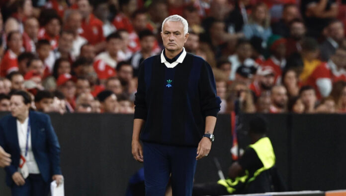 Fenerbahce despide a Mourinho tras no clasificar a Champions Fenerbahce fue eliminado por el Benfica en la última ronda de la fase preliminar de la Champions. Este viernes despidió a José Mourinho.