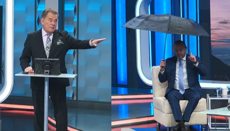 En la sección del clima de TCS Noticias, Moisés Urbina fue recibido por Eduardo Arévalo con un paraguas. Esta fue la razón.