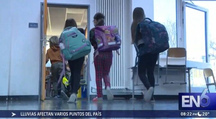 Aprender inglés en Estados Unidos ya no será tan fácil y mucho menos gratuito, debido a que en ninguna escuela será obligación enseñarlo, y es que el presidente Donald Trump, eliminó la norma Federal que garantizaba dar clases de ese idioma.