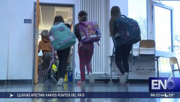 Trump elimina norma que garantiza dar clases de inglés en escuelas Aprender inglés en Estados Unidos ya no será tan fácil y mucho menos gratuito, debido a que en ninguna escuela será obligación enseñarlo, y es que el presidente Donald Trump, eliminó la norma Federal que garantizaba dar clases de ese idioma.