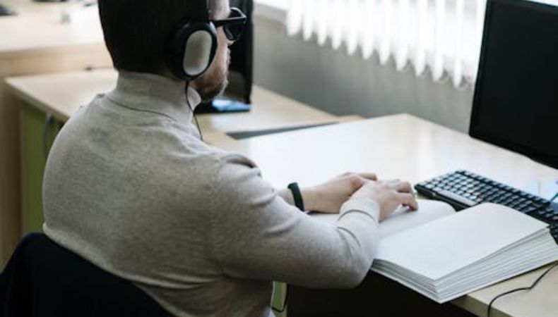 La empleabilidad de profesionales con discapacidad sigue siendo un desafío, aunque cada vez más personas logran formarse académicamente, enfrentan diversas barreras cuando buscan un trabajo.