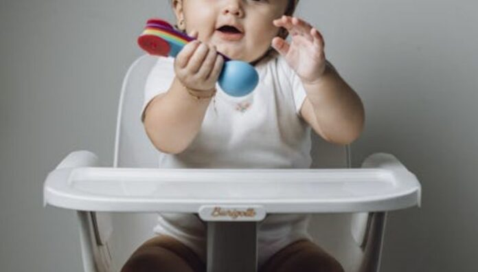 ¿Qué implica la selectividad alimentaria en la niñez? La selectividad alimentaria es un comportamiento caracterizado por la restricción o rechazo a probar ciertos alimentos, generalmente por su textura, sabor, olor, color o apariencia.