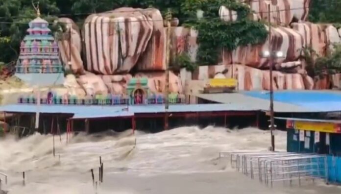 Al menos cinco fallecidos por lluvias e inundaciones en la India Al menos cinco personas perdieron la vida tras las fuertes lluvias e inundaciones que azotaron la India este viernes.