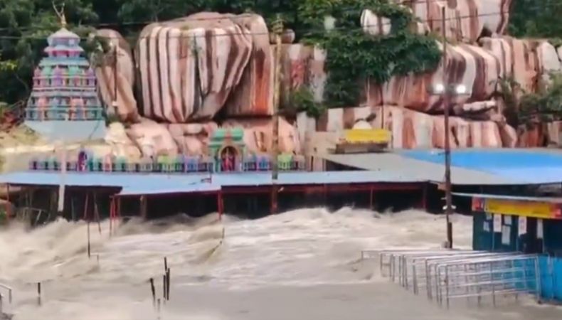 Al menos cinco personas perdieron la vida tras las fuertes lluvias e inundaciones que azotaron la India este viernes.