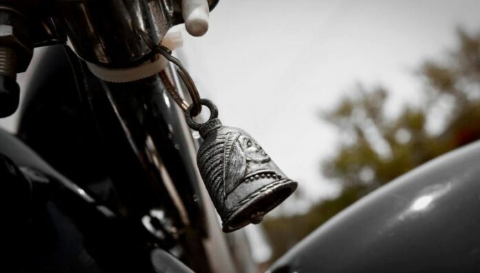 La Campana Motera que une y protege a los viajeros de la ruta Detrás de cada Campana Motera se encuentra una historia de cuidado mutuo y compañerismo en la carretera.