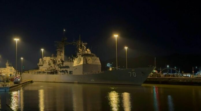 El buque lanzamisiles USS Lake Erie cruzó el Canal de Panamá hacia el Caribe en el marco del despliegue naval de EE. UU. cerca de Venezuela.