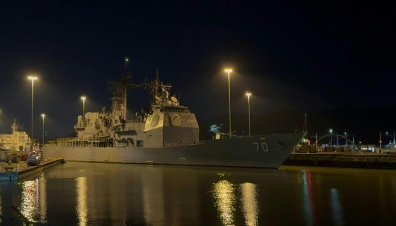 El buque lanzamisiles USS Lake Erie cruzó el Canal de Panamá hacia el Caribe en el marco del despliegue naval de EE. UU. cerca de Venezuela.