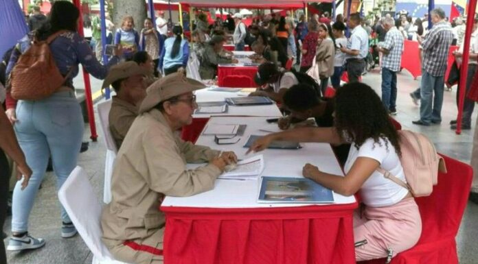 Cientos de personas atendieron el llamado del presidente Nicolás Maduro para integrarse a la fuerza militar de Venezuela.