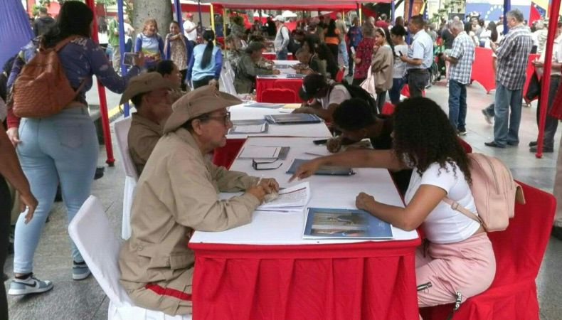 Cientos de personas atendieron el llamado del presidente Nicolás Maduro para integrarse a la fuerza militar de Venezuela.