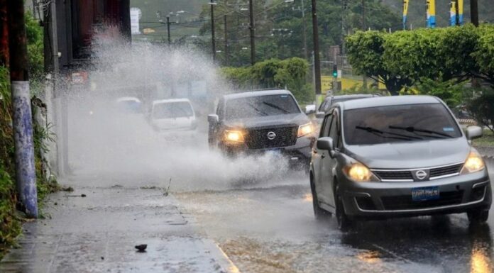 El MARN prevé chubascos y tormentas puntuales en El Salvador este domingo, con vientos de hasta 35 km/h.