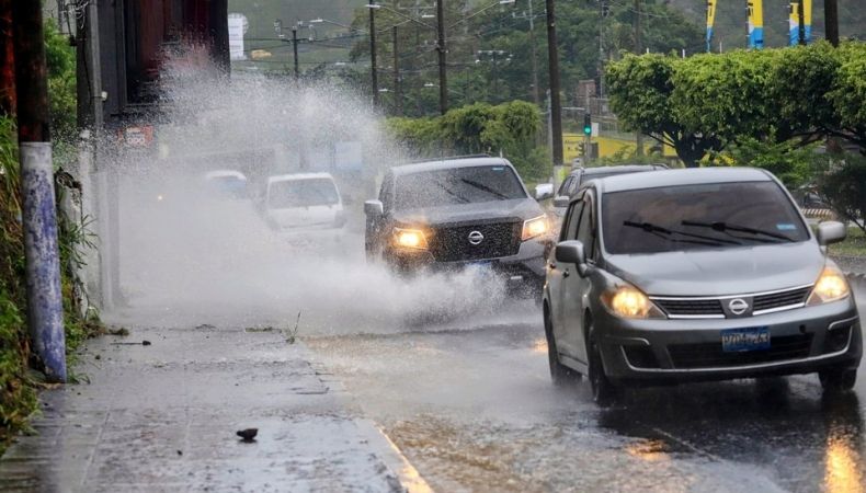 El MARN prevé chubascos y tormentas puntuales en El Salvador este domingo, con vientos de hasta 35 km/h.