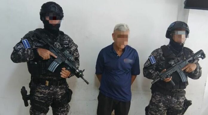 Una cámara de seguridad captó a un hombre que hurtó el celular de una adulta mayor en su vivienda en Tonacatepeque, San Salvador Este.