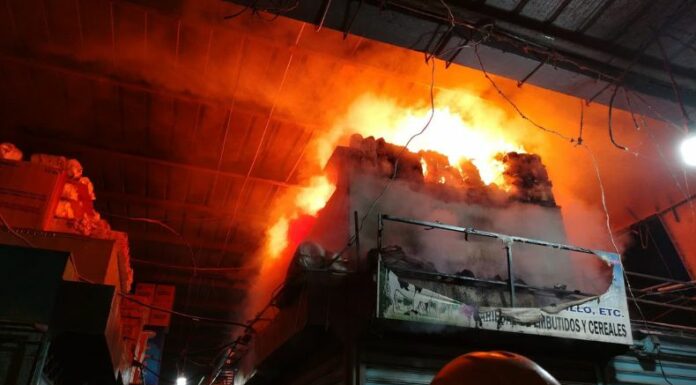 Equipos de Bomberos sofocaron un voraz incendio registrado anoche en el Mercado Central de Apopa, en San Salvador Oeste.