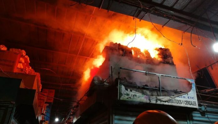 Voraz incendio consume locales en el Mercado Central de Apopa Equipos de Bomberos sofocaron un voraz incendio registrado anoche en el Mercado Central de Apopa, en San Salvador Oeste.