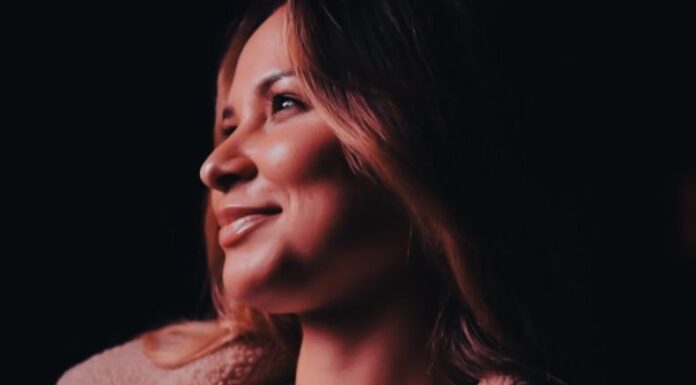 La conductora de Viva la Mañana sorprendió a sus seguidores al protagonizar el video musical “Seamos fuego”, donde demuestra su experiencia en la actuación junto al cantante salvadoreño Marco Xavyer.